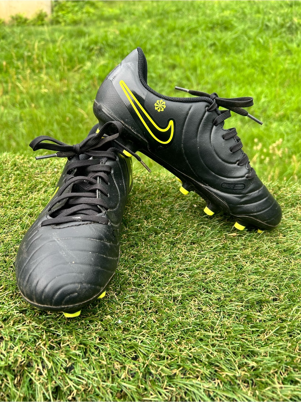 Nike, Kids’ Jr. Tie pro Legend 10 Club FG Soccer Cleats,kids Size 6,  DV4352-001